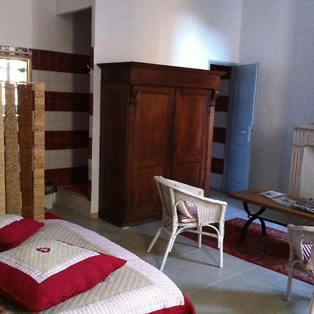 Le Richelieu Uzes Bagian luar foto