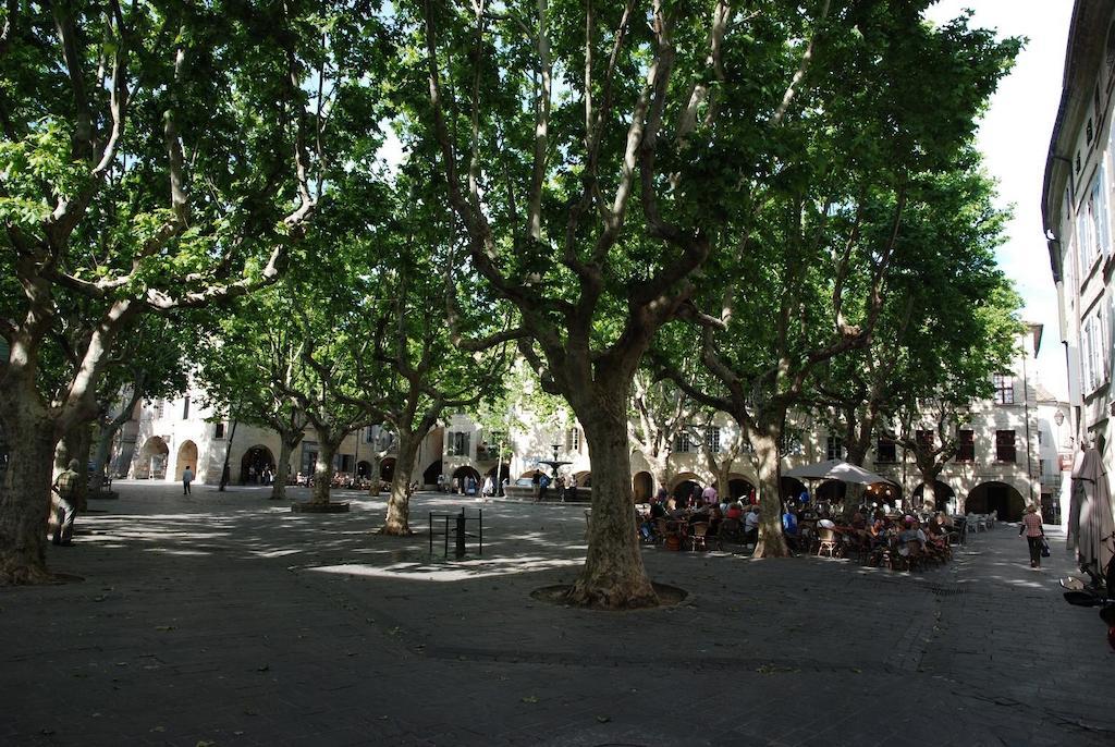 Le Richelieu Uzes Bagian luar foto