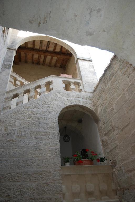 Le Richelieu Uzes Bagian luar foto