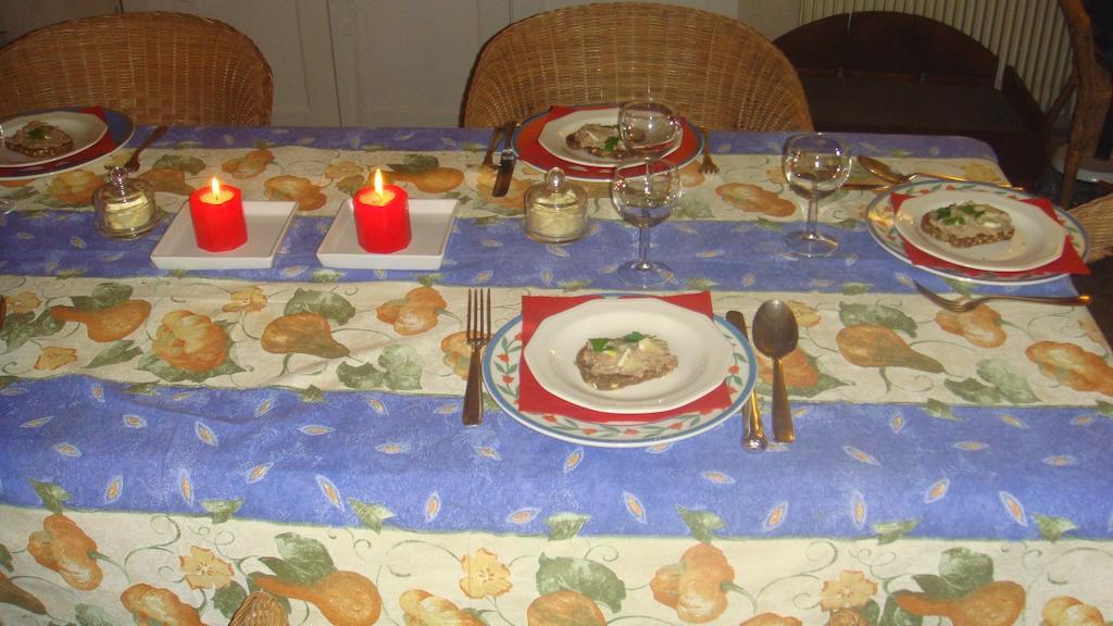 Le Richelieu Uzes Bagian luar foto