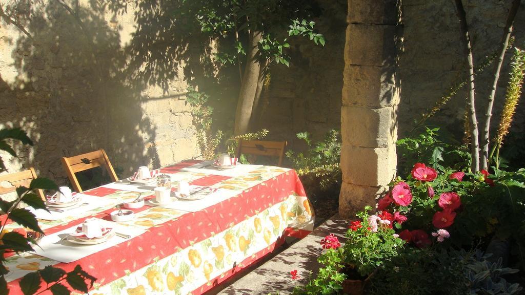 Le Richelieu Uzes Bagian luar foto
