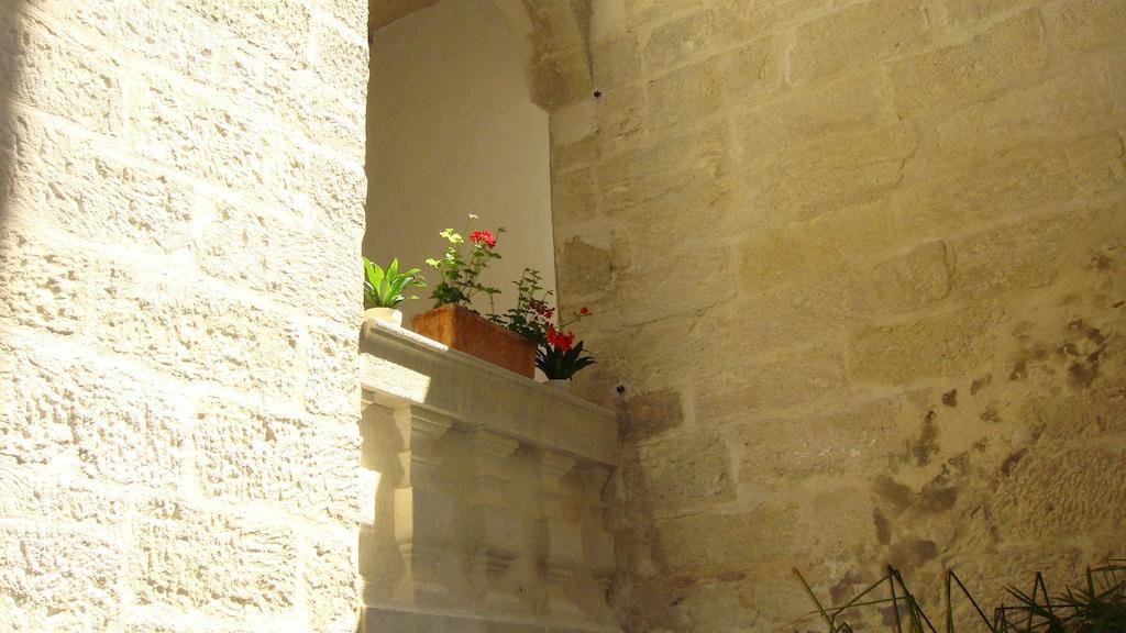 Le Richelieu Uzes Bagian luar foto