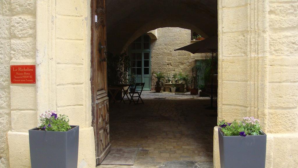 Le Richelieu Uzes Bagian luar foto