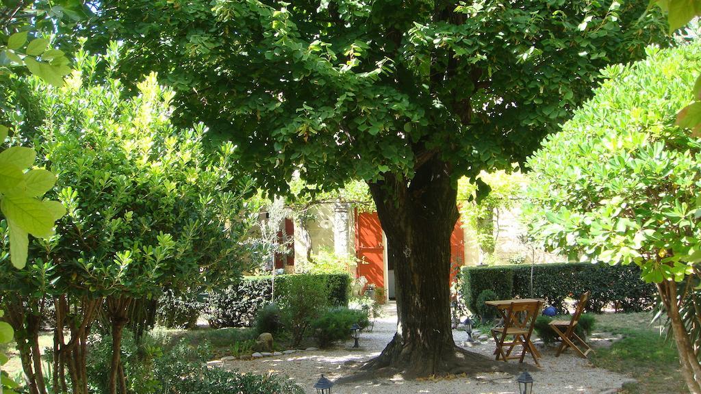 Le Richelieu Uzes Bagian luar foto