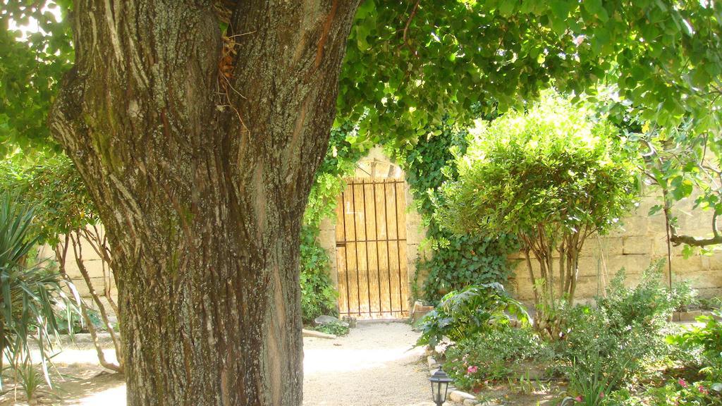 Le Richelieu Uzes Bagian luar foto