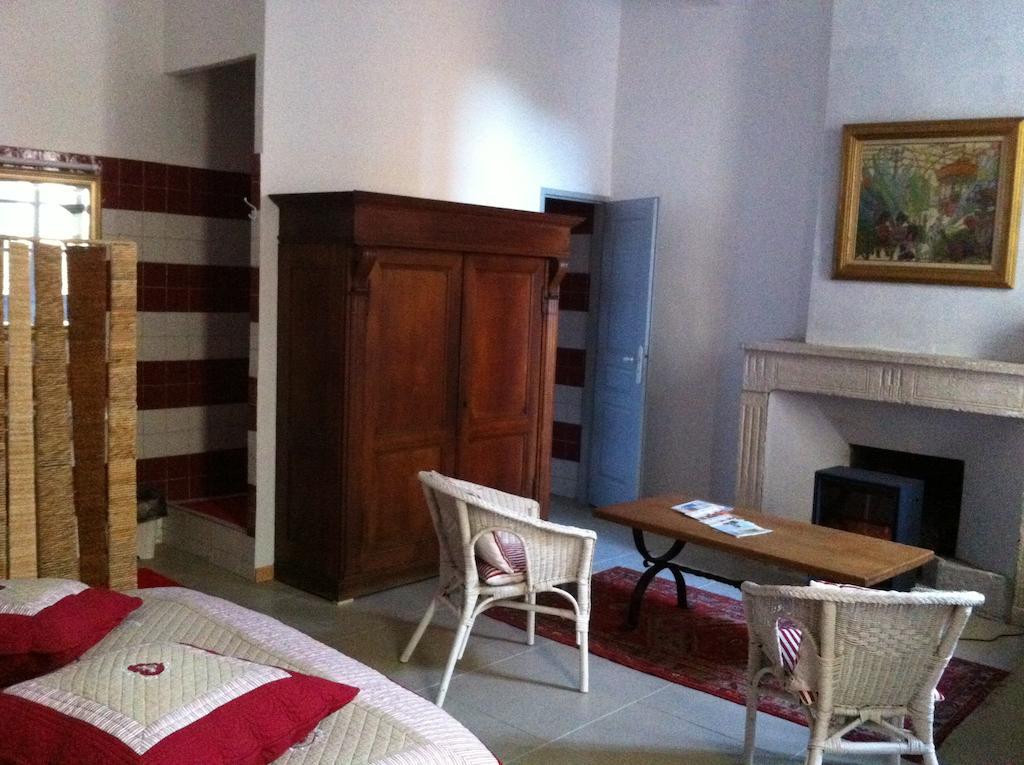Le Richelieu Uzes Bagian luar foto