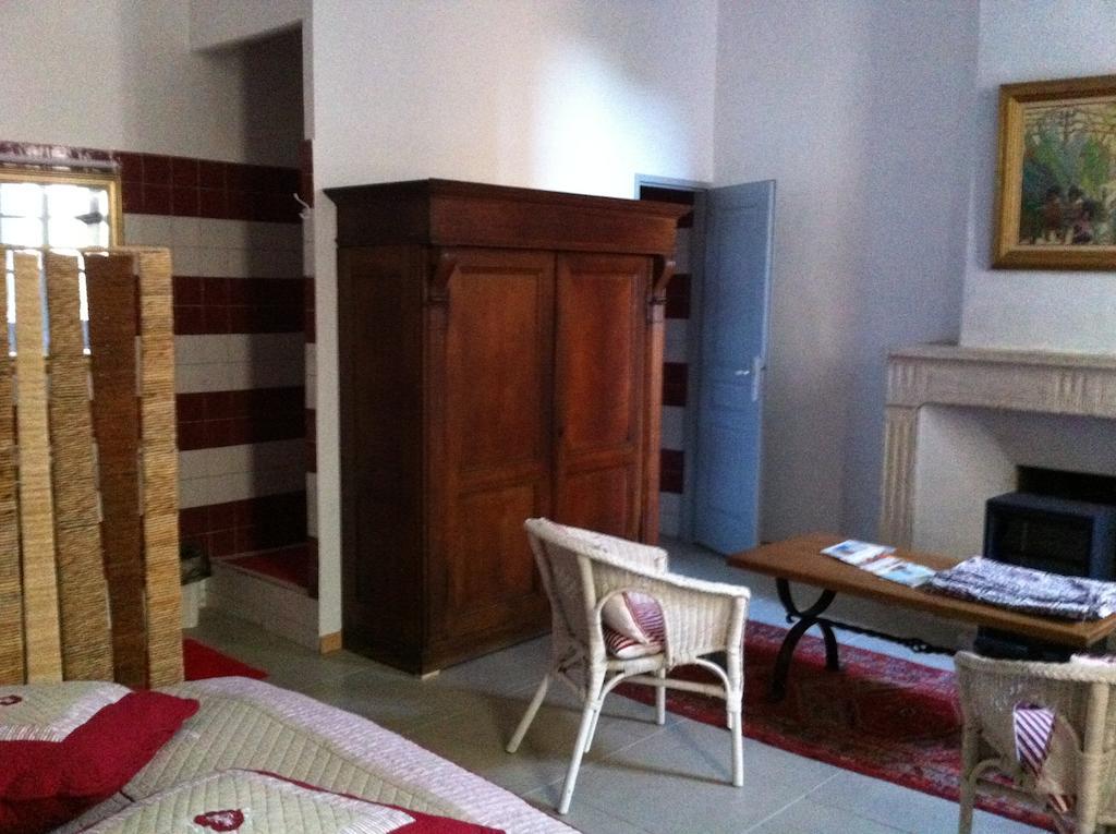 Le Richelieu Uzes Bagian luar foto