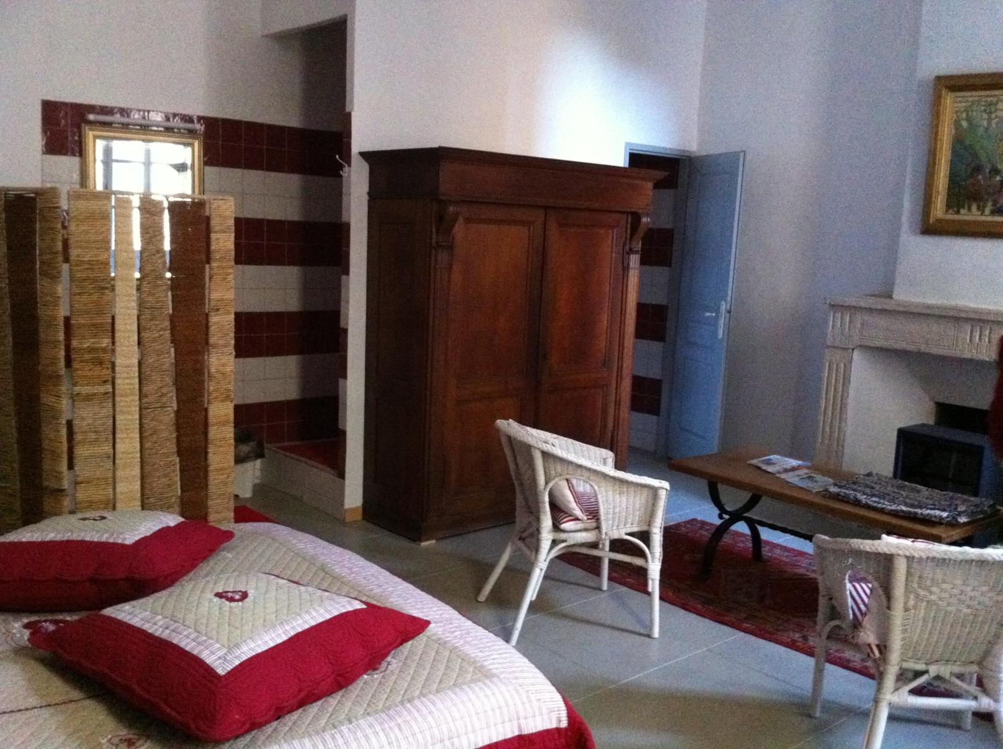 Le Richelieu Uzes Bagian luar foto