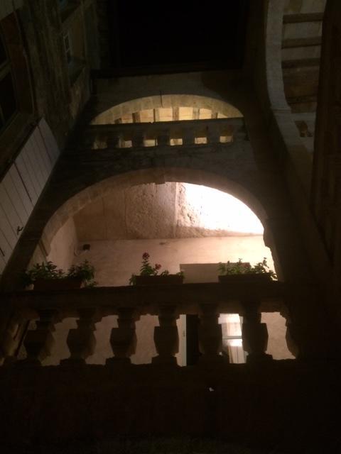 Le Richelieu Uzes Bagian luar foto